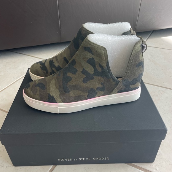 Steve Madden Canares Cut-Out Booties - Picture 2 of 10